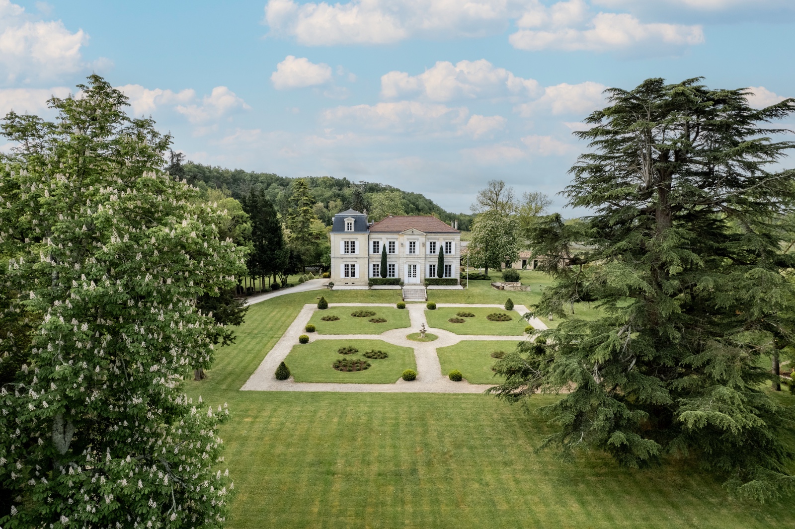 Façade du Château de Garde avec ses jardins à la française